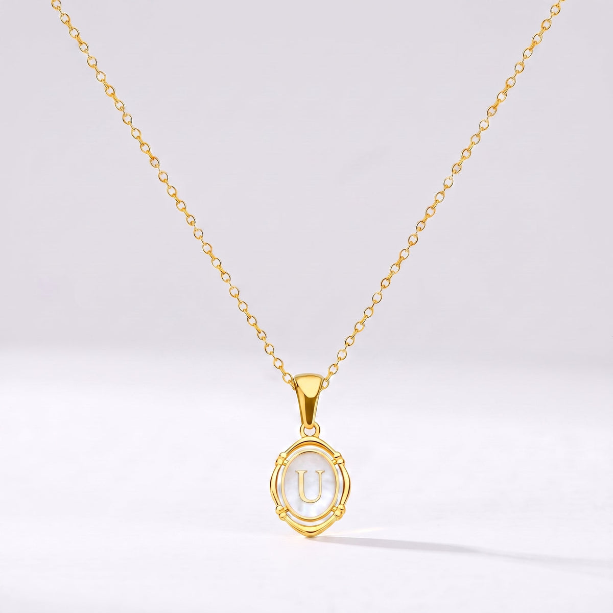 Collar oval con letra personalizada U dorado