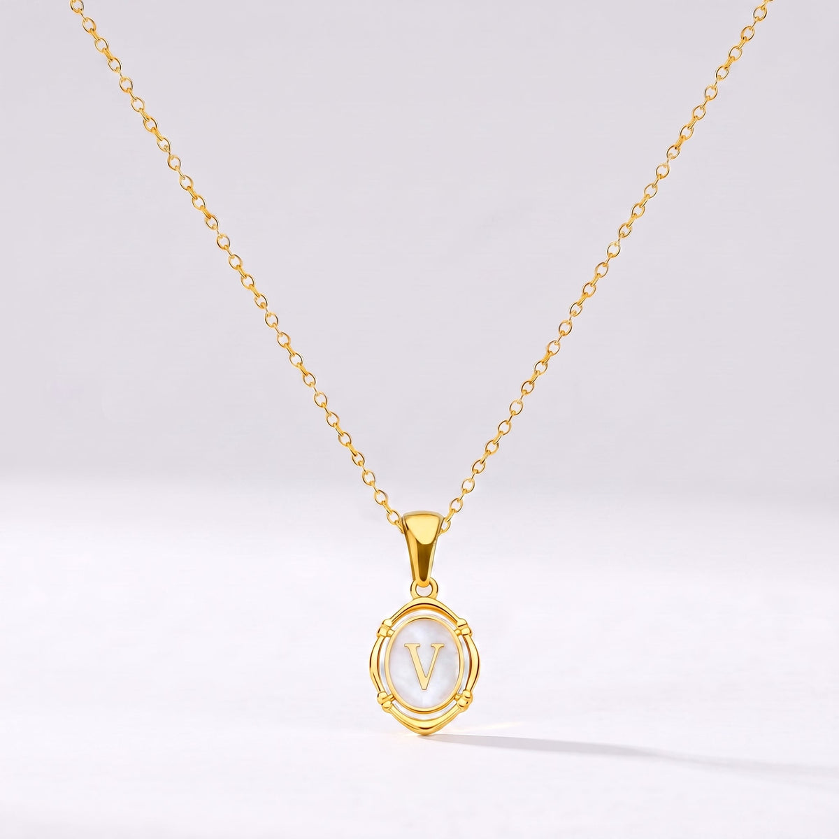 Collar oval con letra personalizada V dorado