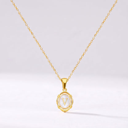 Collar oval con letra personalizada V dorado