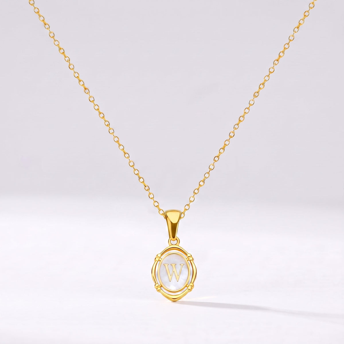 Collar oval con letra personalizada W dorado