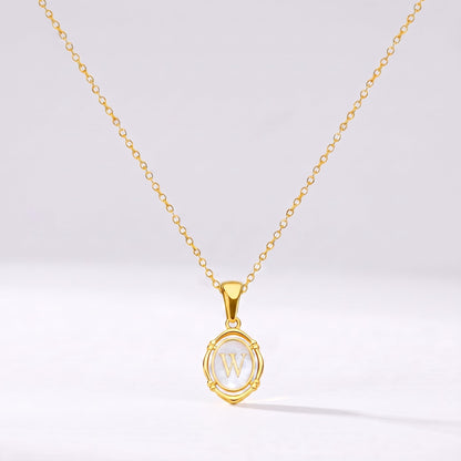 Collar oval con letra personalizada W dorado