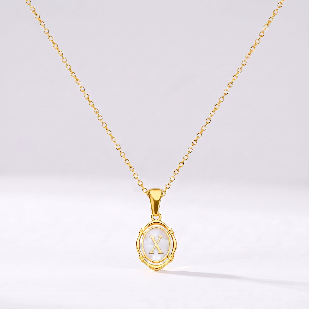 Collar oval con letra personalizada X dorado