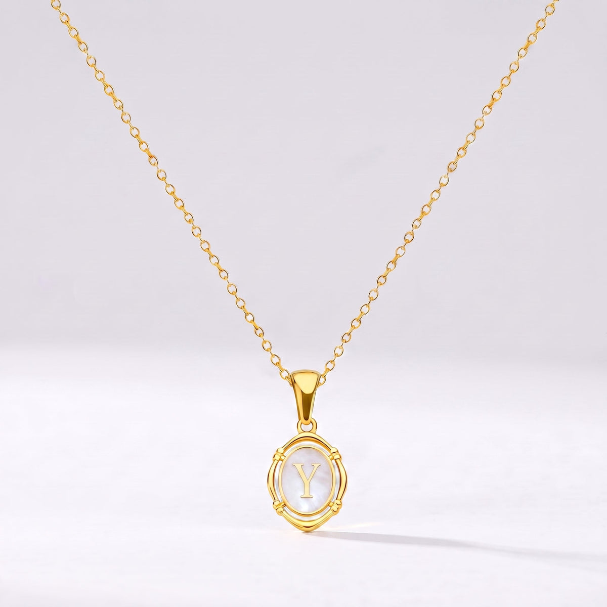 Collar oval con letra personalizada Y dorado
