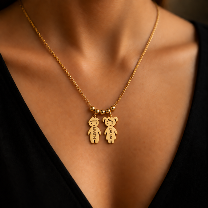Collar Personalizado con Nombres de tus Hijos dorado en uso — dos hijos, Martín y Laura