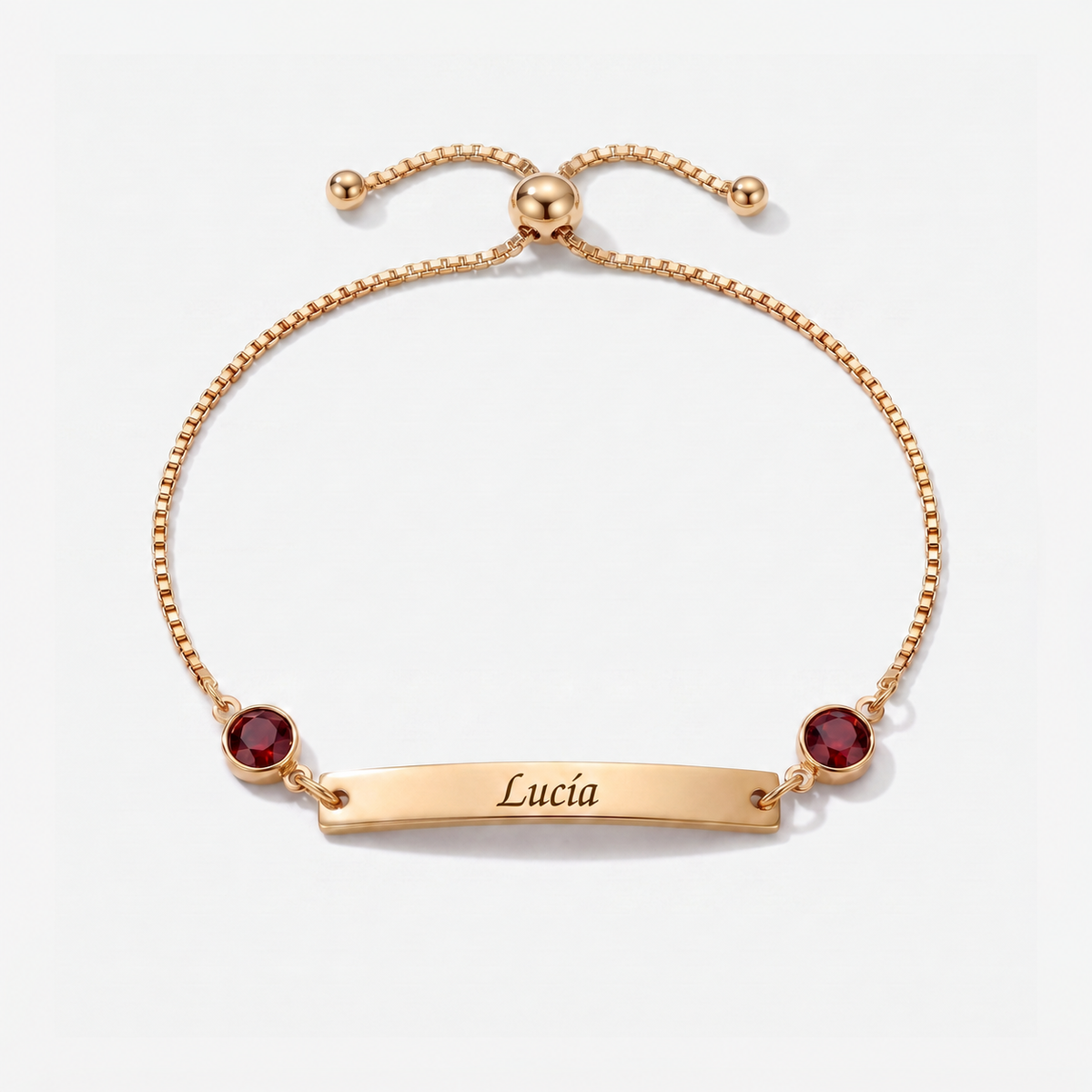 Pulsera de placa con nombre y piedra dorada — Enero, Granate — vista de catálogo con fondo ampliado