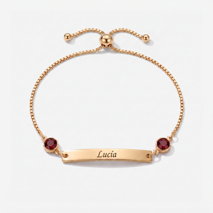 Pulsera de placa con nombre y piedra dorada — Enero, Granate — vista de catálogo con fondo ampliado