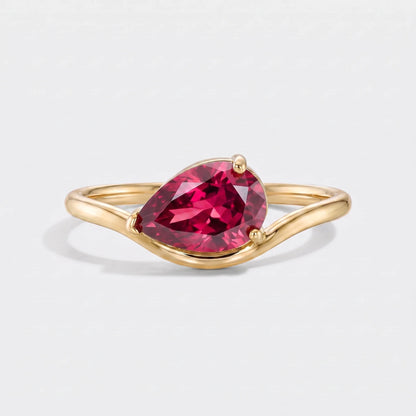 Anillo piedra de nacimiento corte pera Julio — Rubí