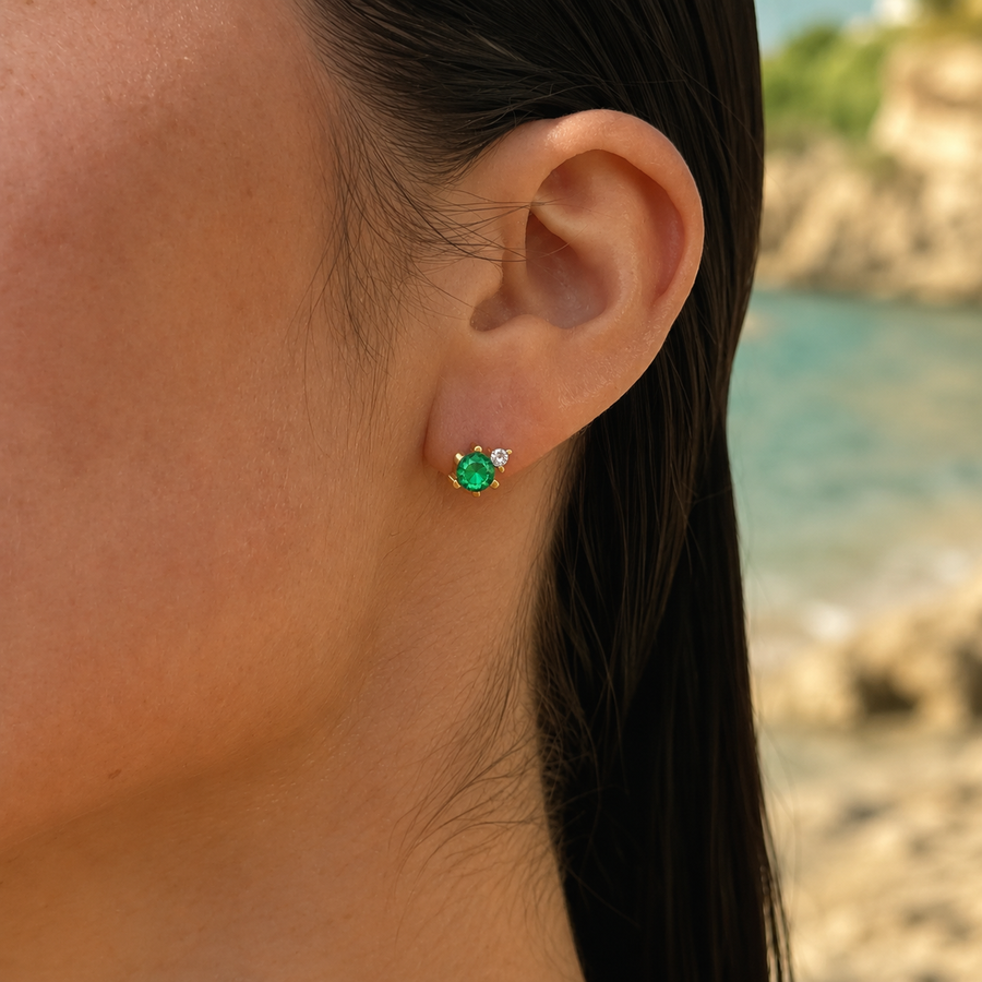 Pendientes piedra de nacimiento Mayo — Esmeralda en la oreja