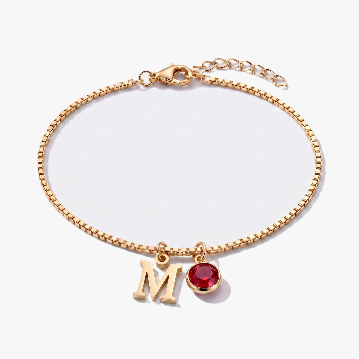 Pulsera letra M dorada con piedra de nacimiento Enero — Granate