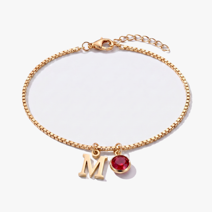 Pulsera letra M dorada con piedra de nacimiento Enero — Granate