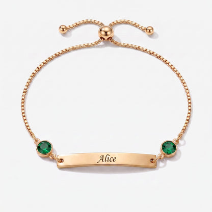 Pulsera personalizada con nombre, placa y piedra de nacimiento dorada — Mayo, Esmeralda — placa grabable y dos piedras