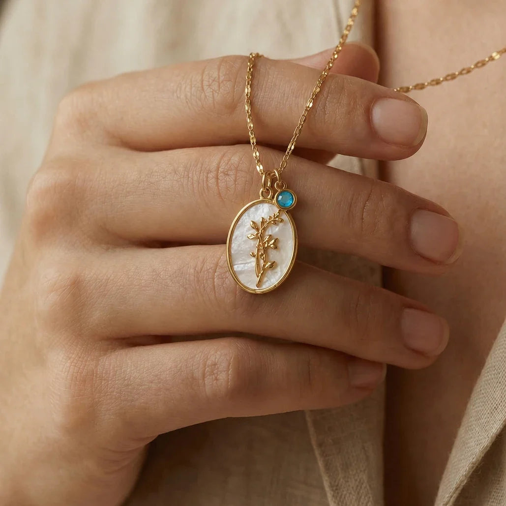 Collar flor del mes dorado en el modelo — piedra azul