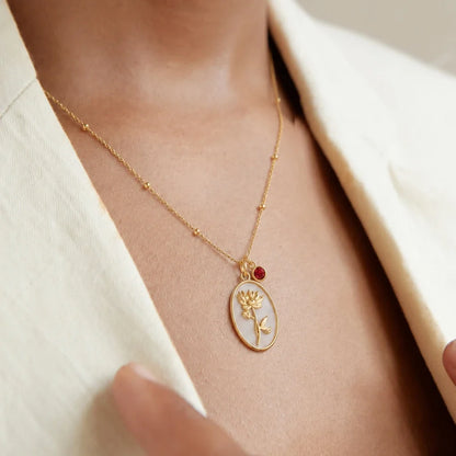 Collar flor del mes dorado en el modelo — piedra roja