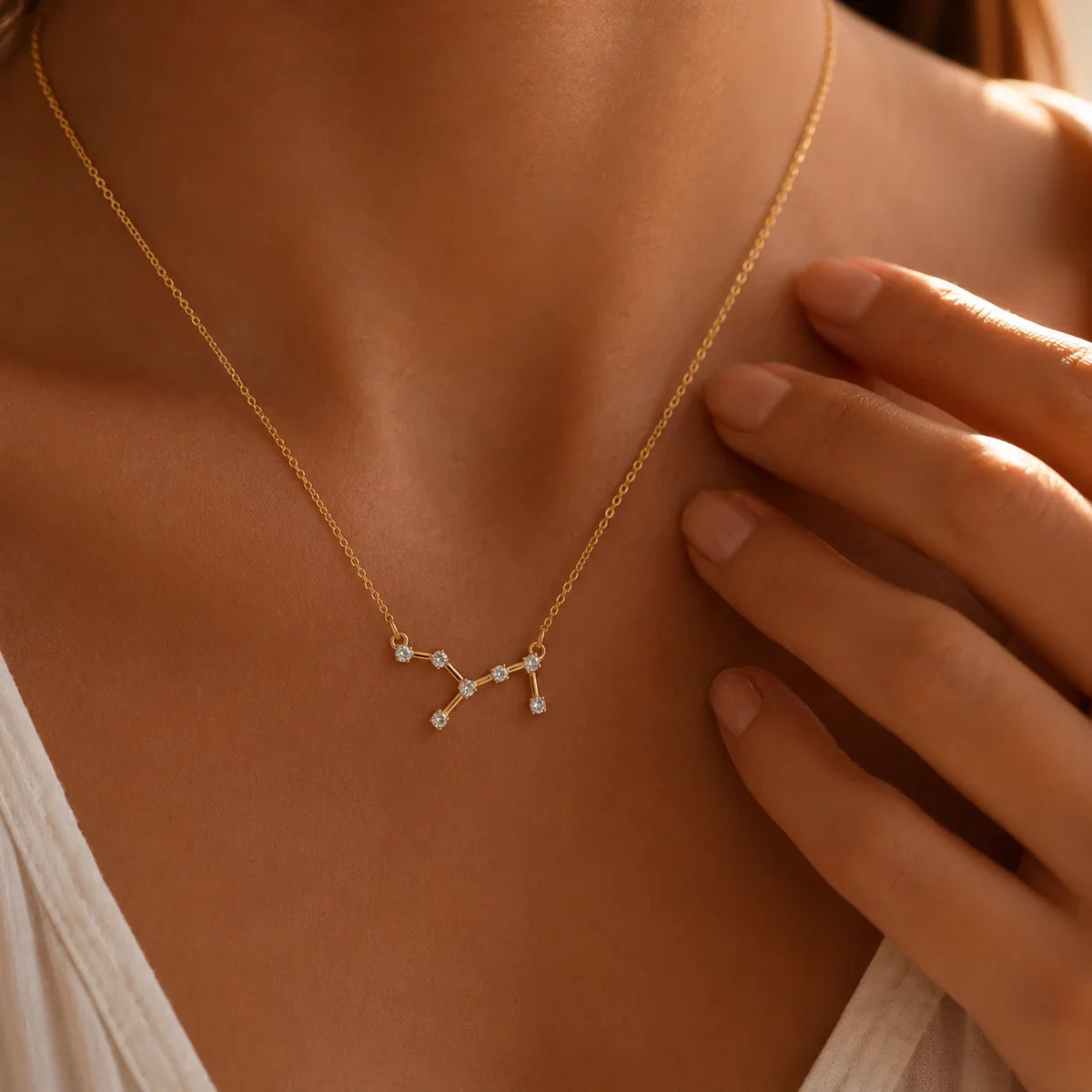 Collar constelación Virgo dorado en el modelo con cristales