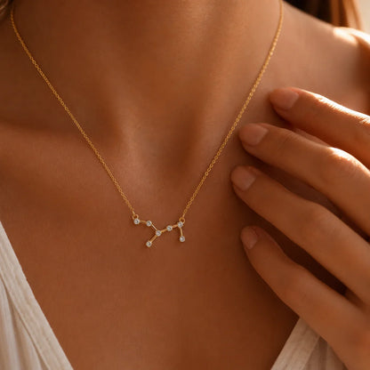 Collar constelación Virgo dorado en el modelo con cristales