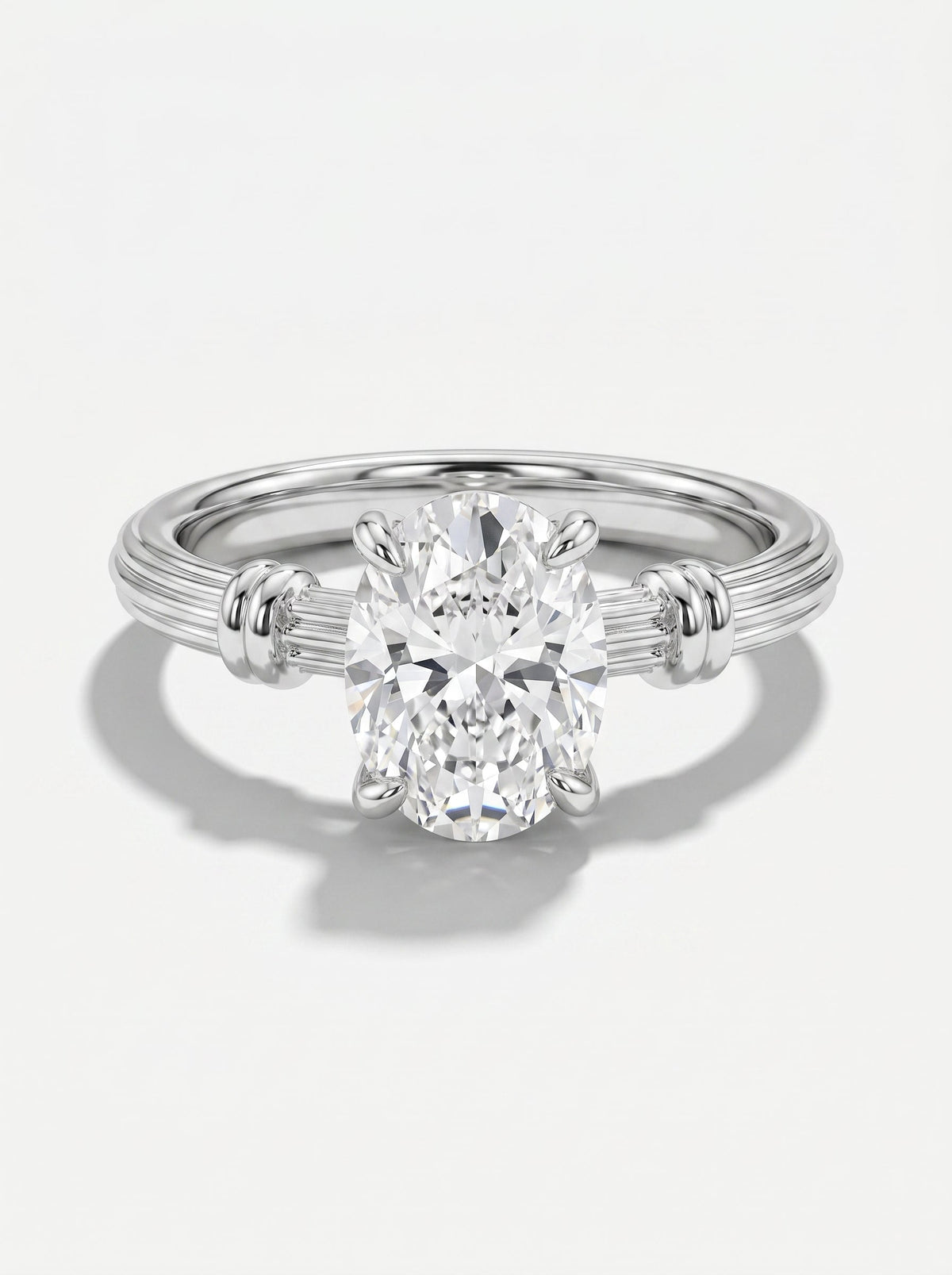 Anillo de diamantes sobre fondo blanco.