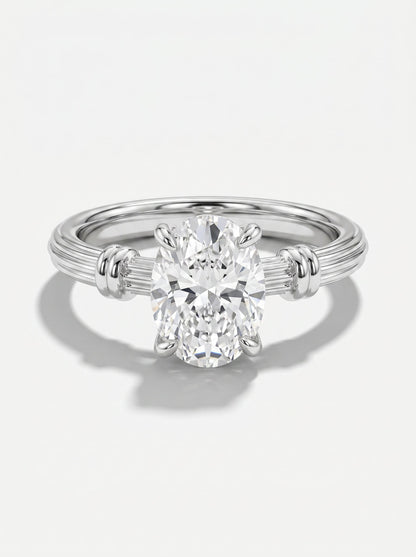 Anillo de diamantes sobre fondo blanco.