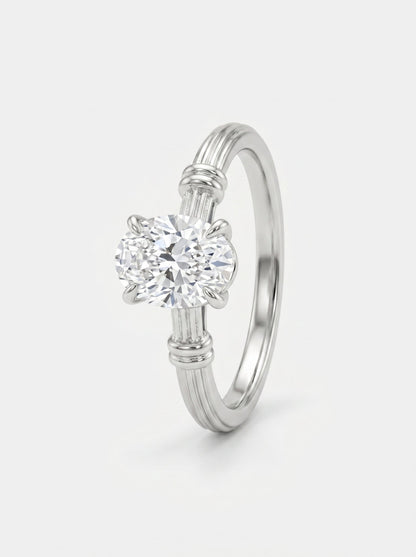 Anillo de plata con diamante sobre fondo gris claro.