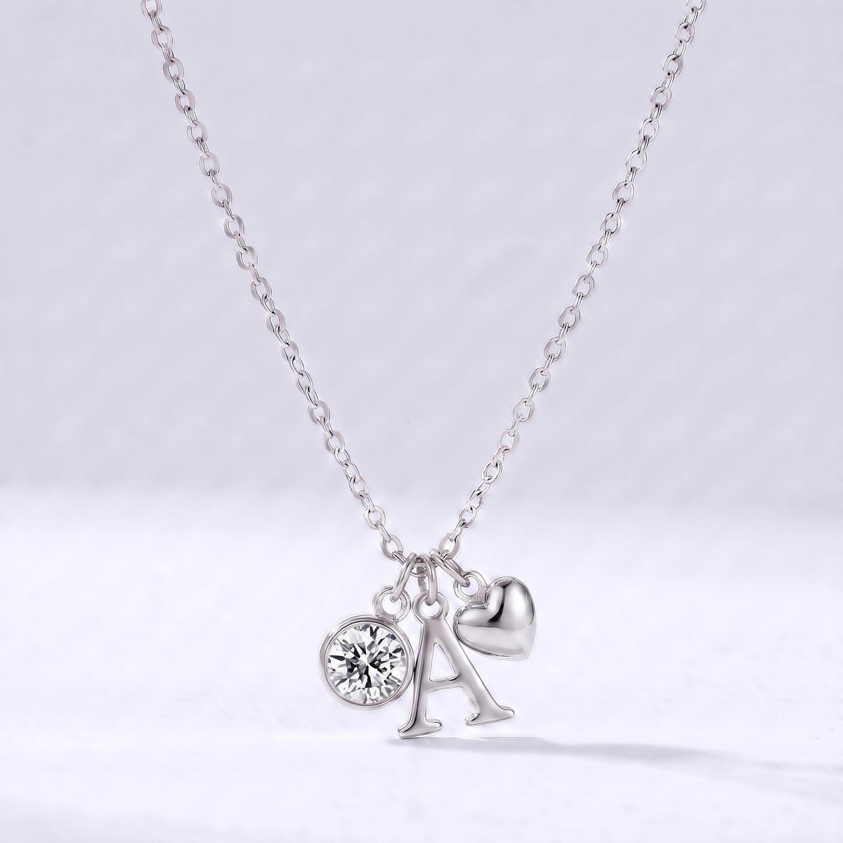 Collar letra A plateado con piedra de nacimiento Abril — Diamante y coração
