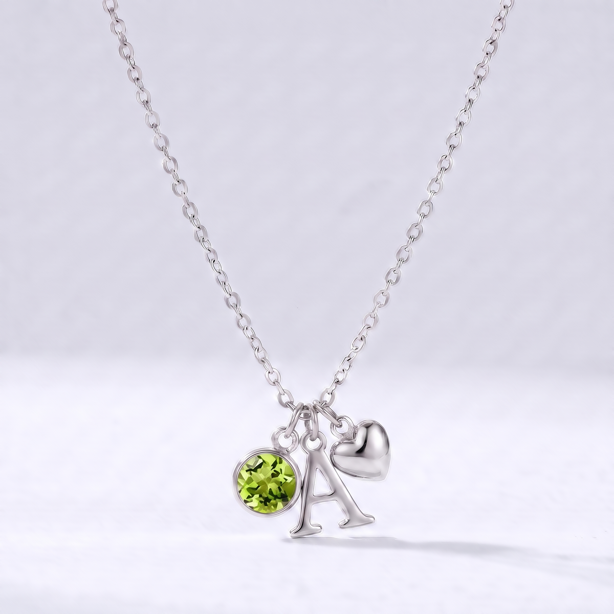 Collar letra A plateado con piedra de nacimiento Agosto — Peridoto y coração
