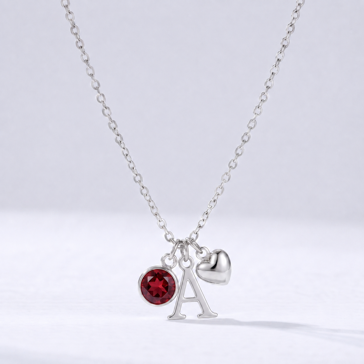 Collar letra A plateado con piedra de nacimiento Enero — Granate y coração