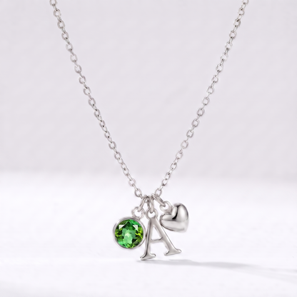 Collar letra A plateado con piedra de nacimiento Mayo — Esmeralda y coração