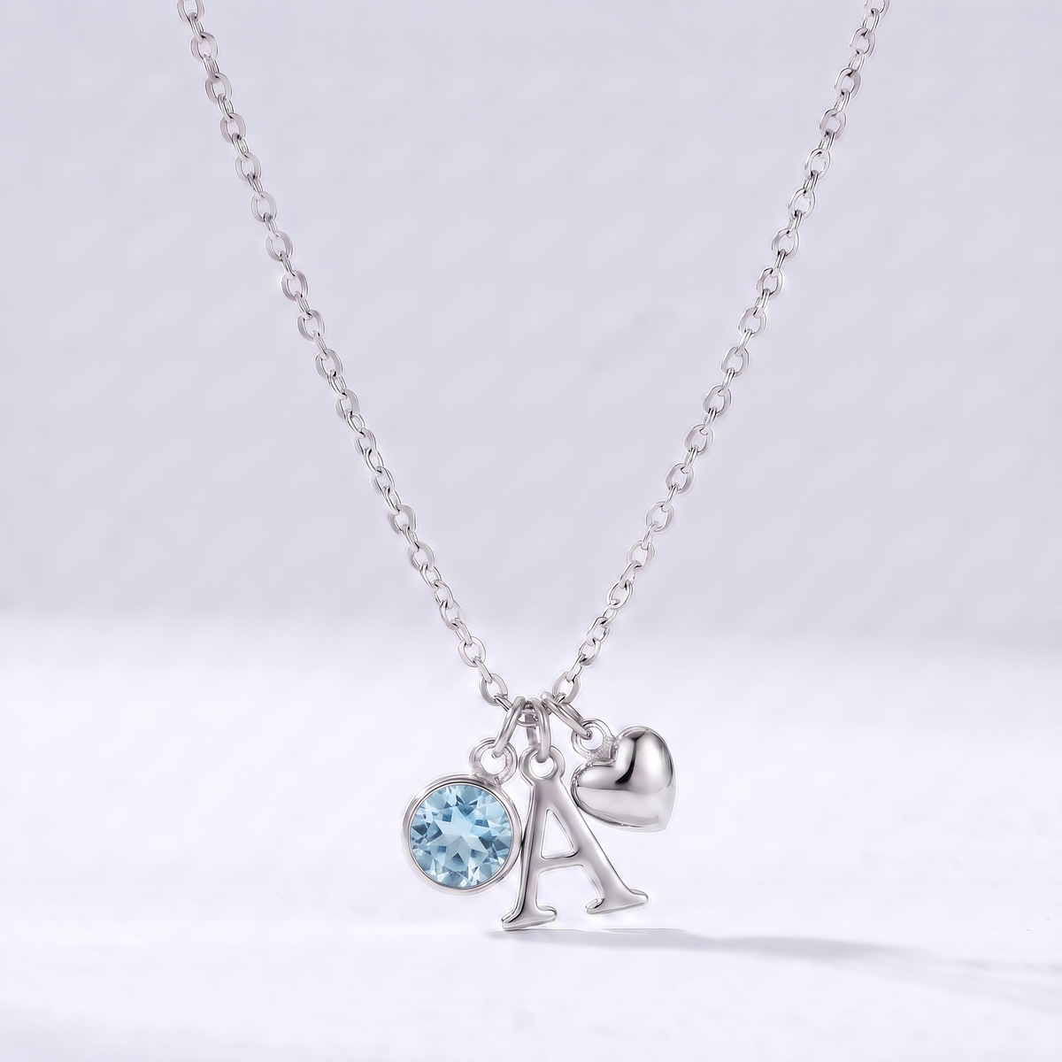 Collar letra A plateado con piedra de nacimiento Marzo — Aguamarina y coração