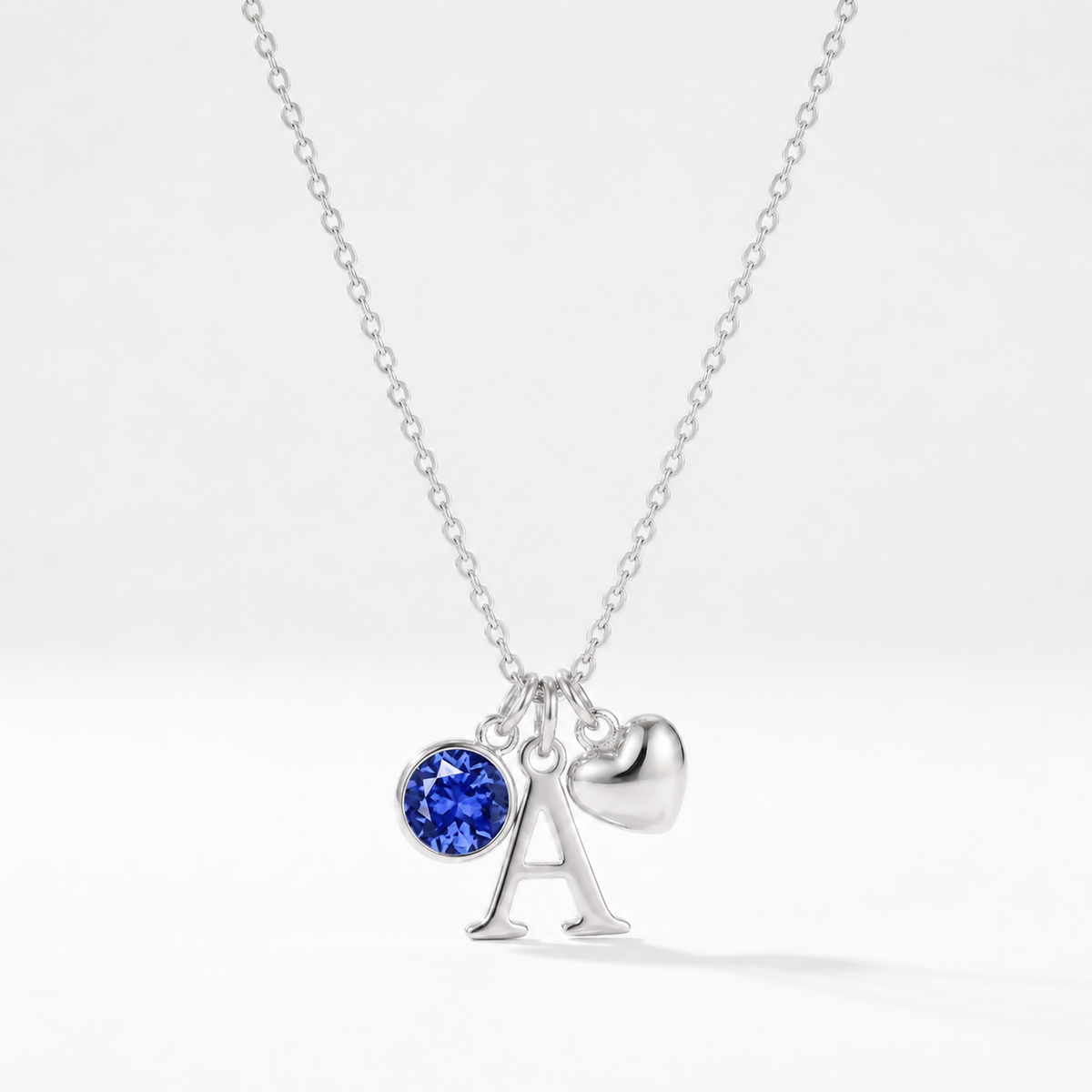 Collar letra A plateado con piedra de nacimiento Septiembre — Zafiro y coração