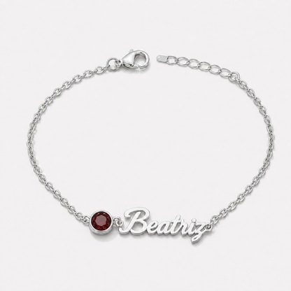 Pulsera con nombre y piedra de nacimiento plateada — Enero — Granate, nombre Beatriz