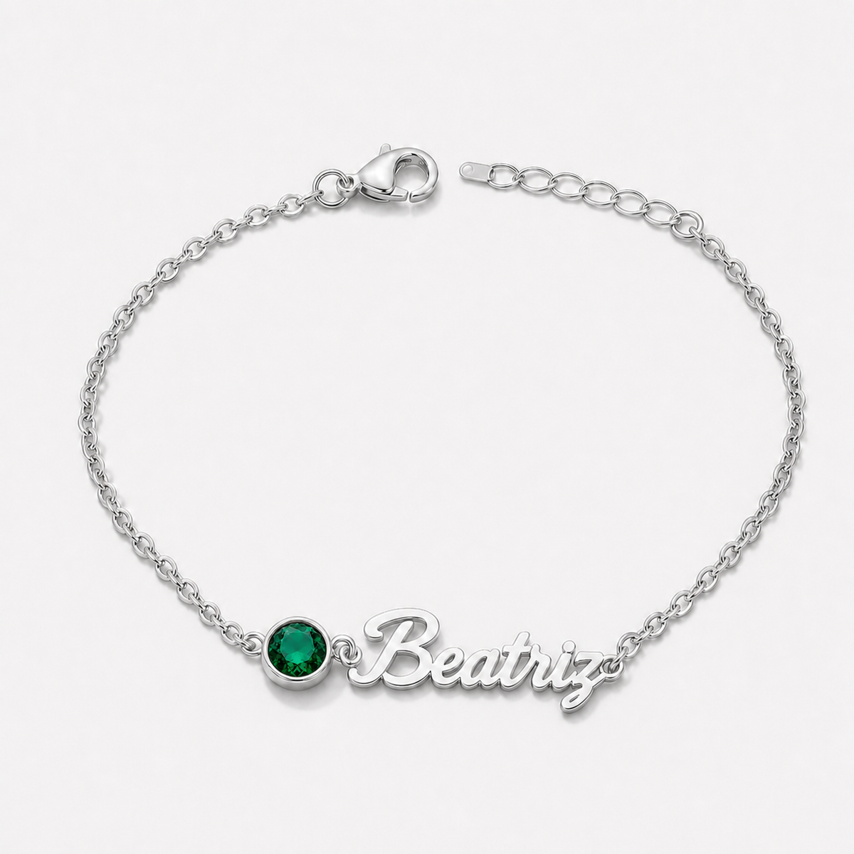 Pulsera con nombre y piedra de nacimiento plateada — Mayo — Esmeralda, nombre Beatriz