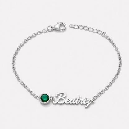 Pulsera con nombre y piedra de nacimiento plateada — Mayo — Esmeralda, nombre Beatriz