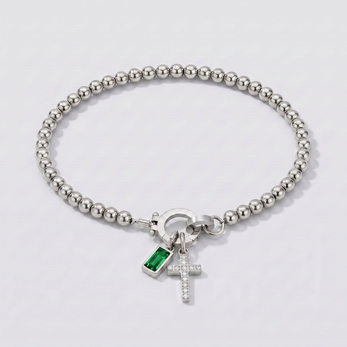 Pulsera plateada de cuentas con cruz y piedra de nacimiento esmeralda verde de mayo.
