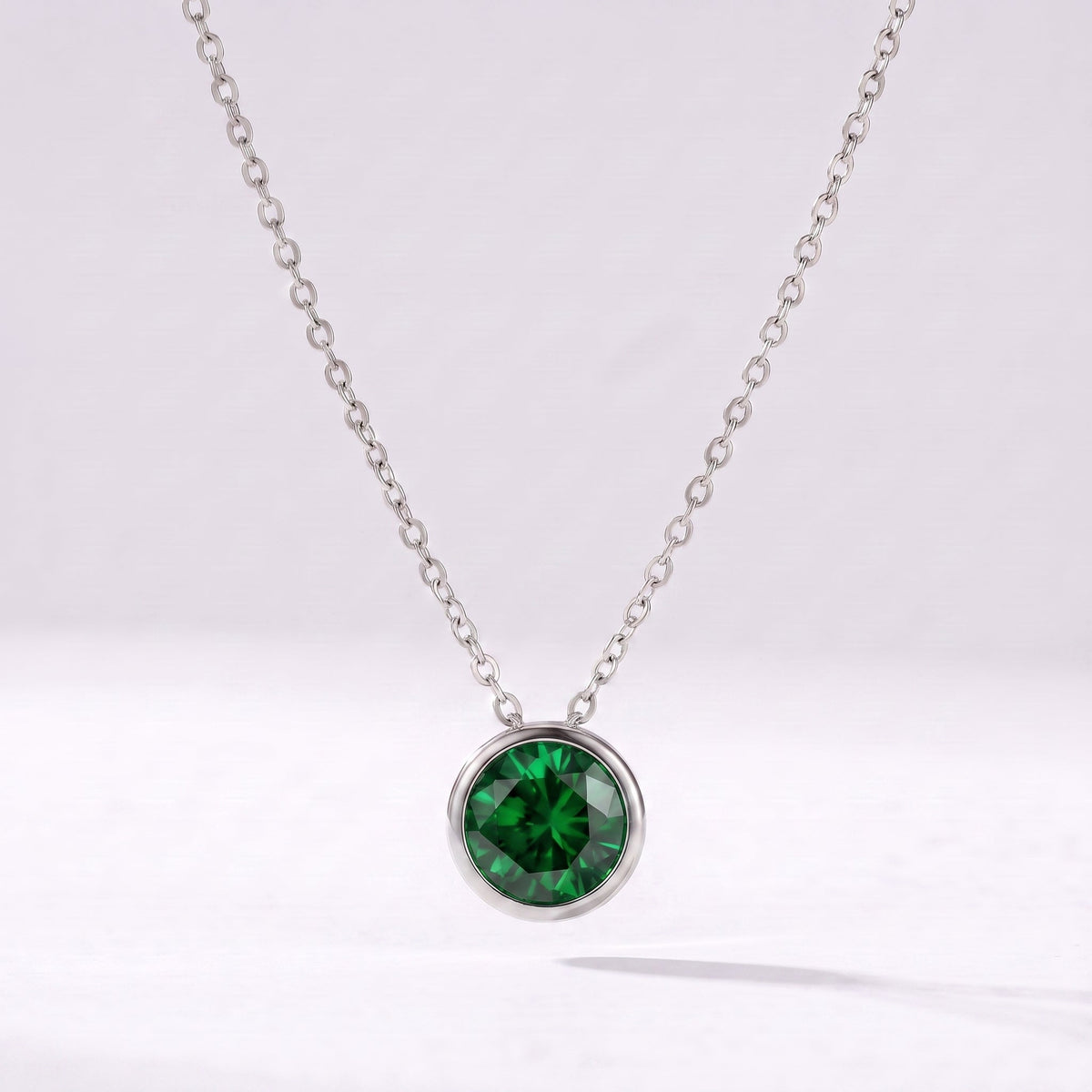 Collar piedra de nacimiento Mayo — Esmeralda plateado