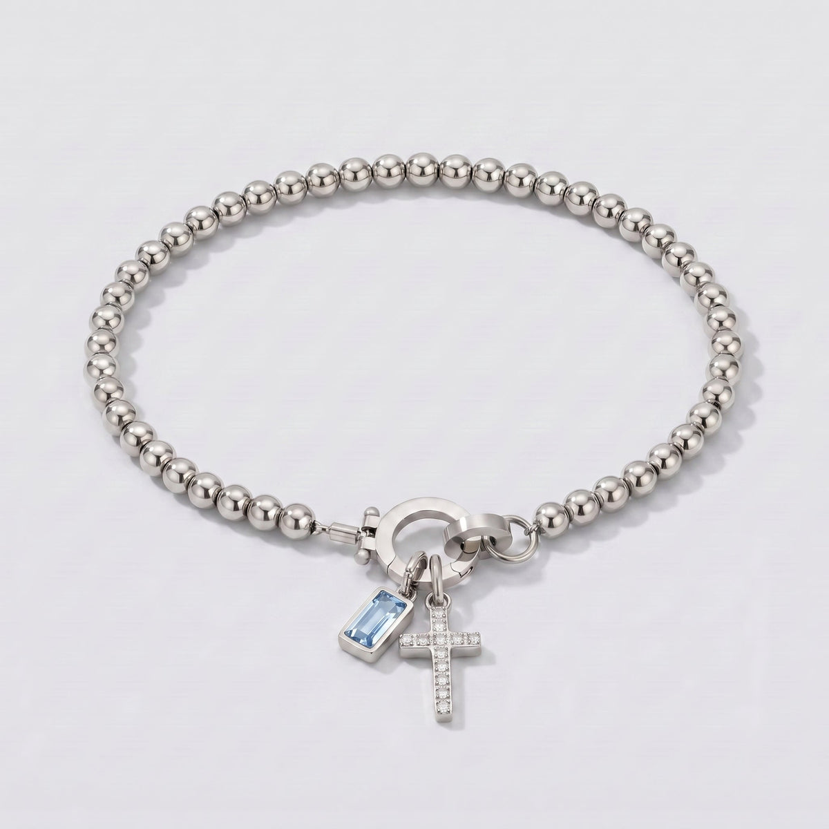 Pulsera plateada de cuentas con cruz y piedra de nacimiento aguamarina azul claro de marzo.