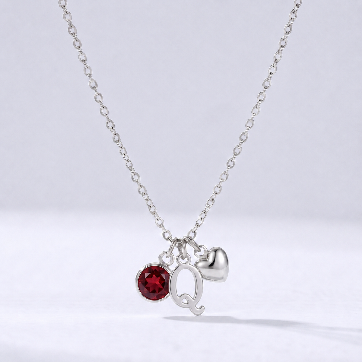 Collar letra Q plateado con piedra de nacimiento y coração