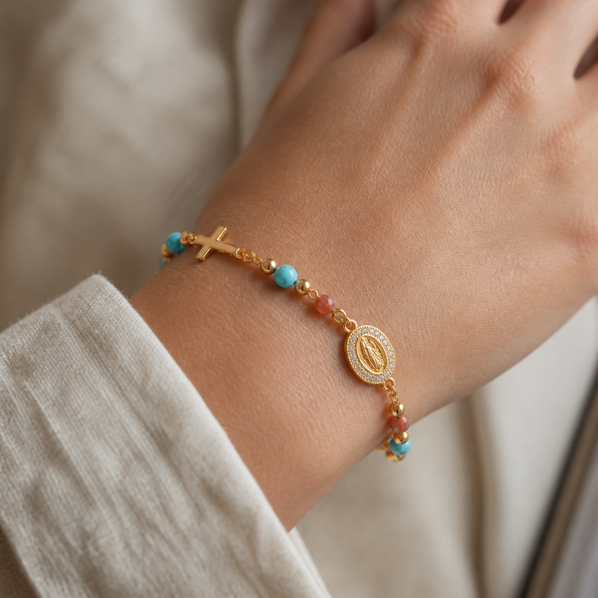 Pulsera Ave María — variante Mixto en la muñeca con cuentas naturales coral, marrones y azules
