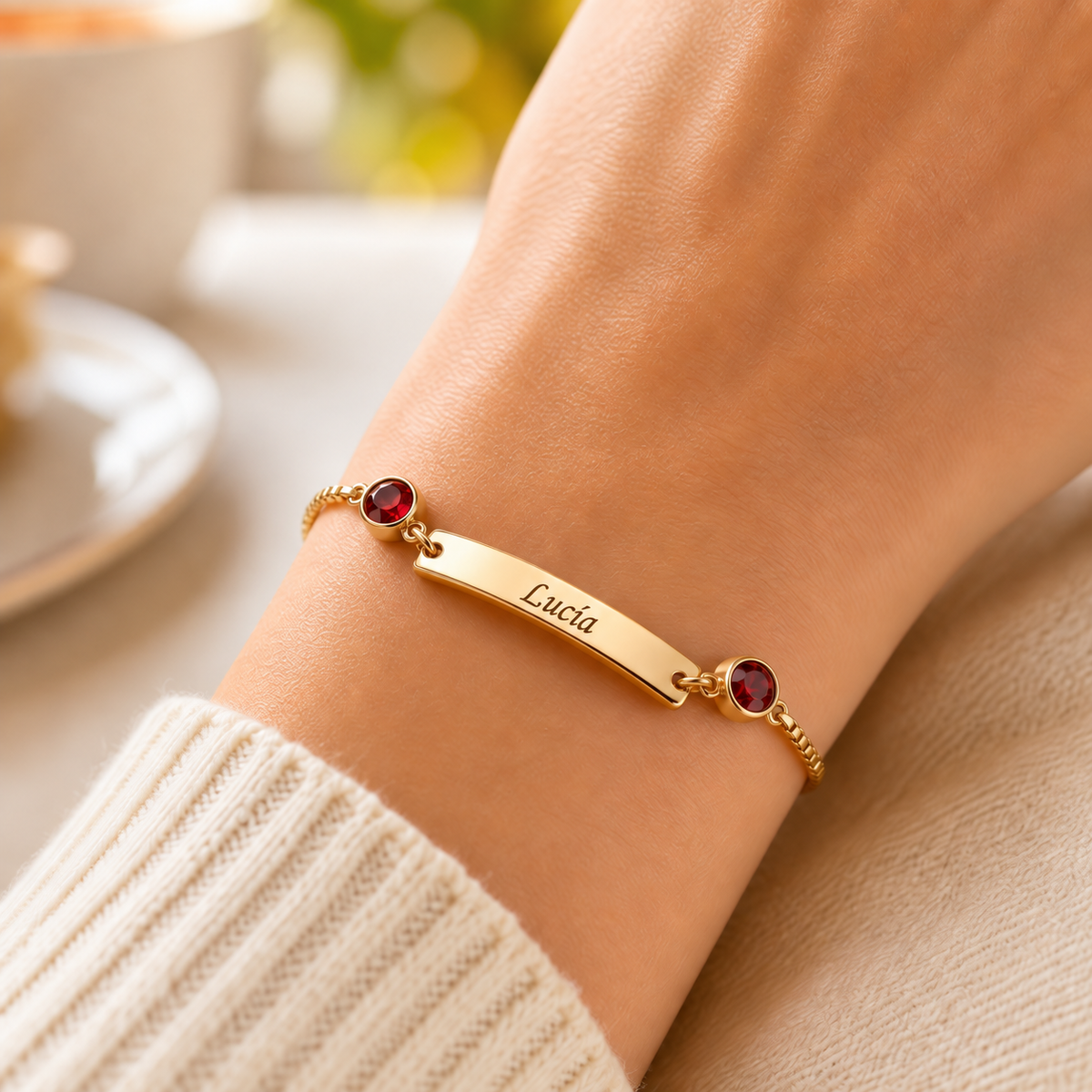 Pulsera de placa con nombre y piedra dorada con Granate en la muñeca — foto lifestyle