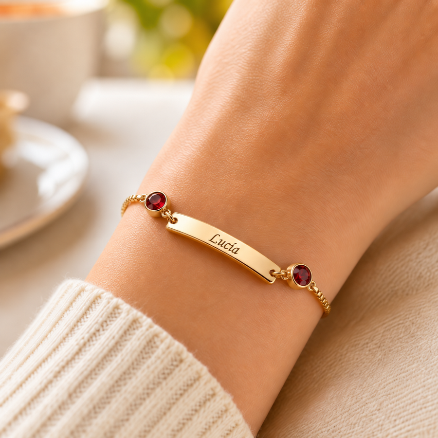 Pulsera de placa con nombre y piedra dorada con Granate en la muñeca — foto lifestyle