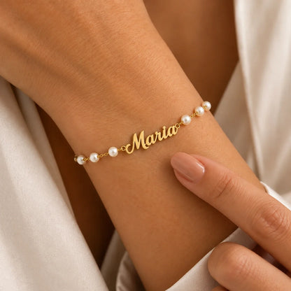 Pulsera con Nombre y Perlas puesta en la muñeca
