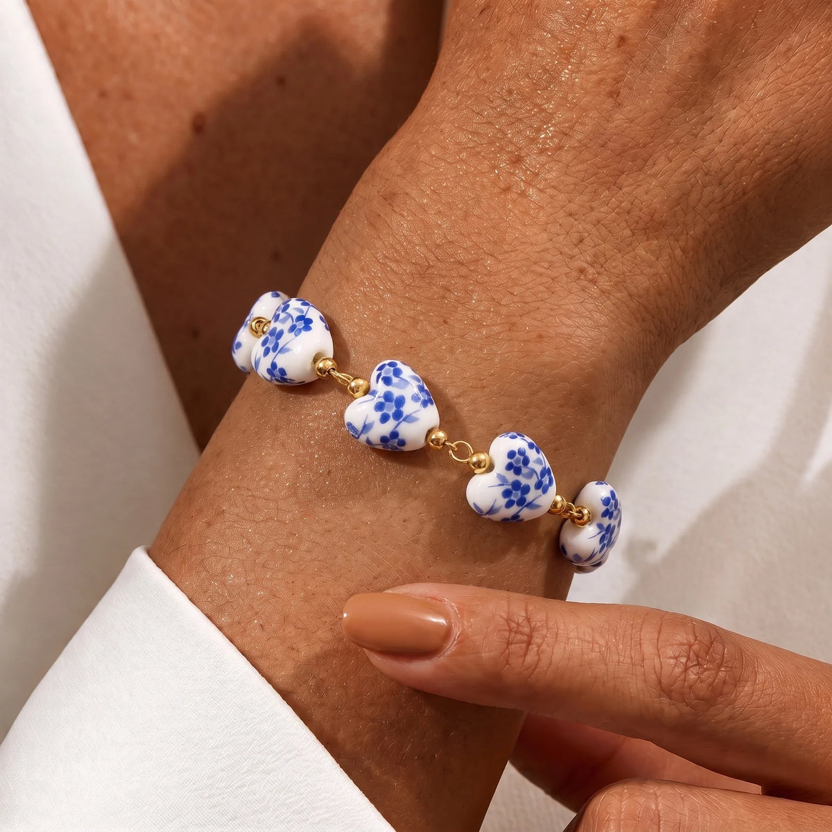 Pulsera corazón cerámica española en uso en la muñeca