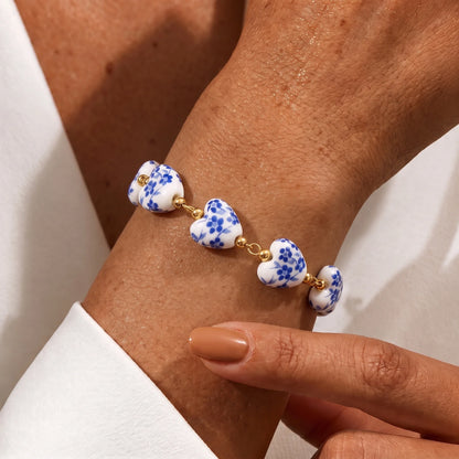 Pulsera corazón cerámica española en uso en la muñeca