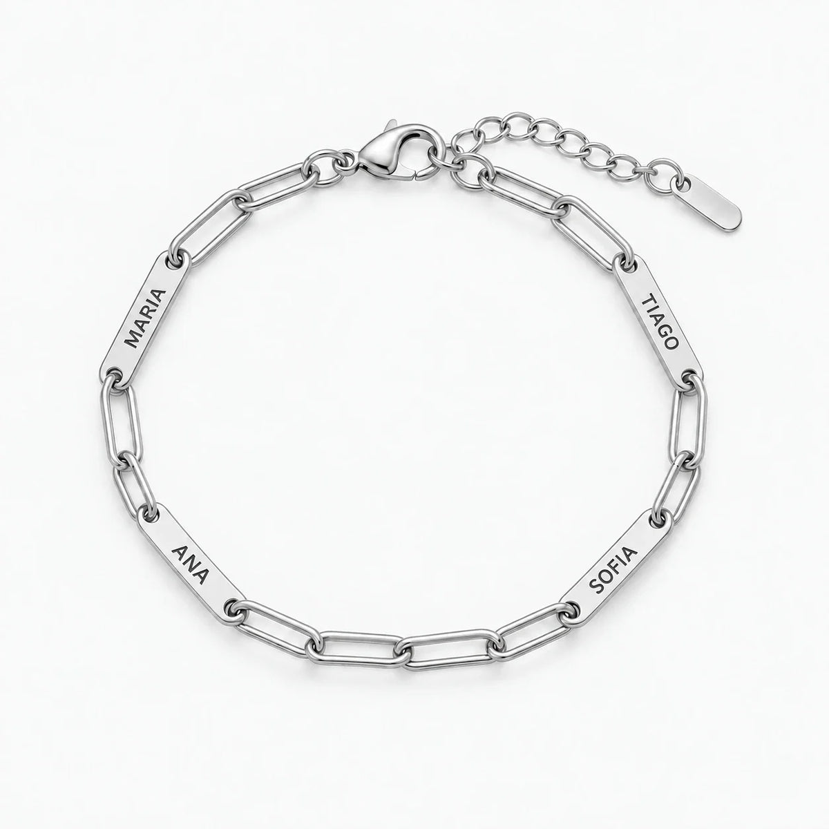 Pulsera de Eslabones dorada con dos nombres puesta en la muñeca