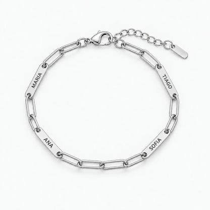 Pulsera de Eslabones dorada con dos nombres puesta en la muñeca