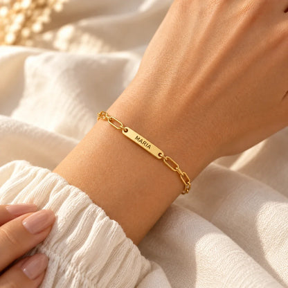 Pulsera de Eslabones dorada con cuatro nombres puesta en la muñeca