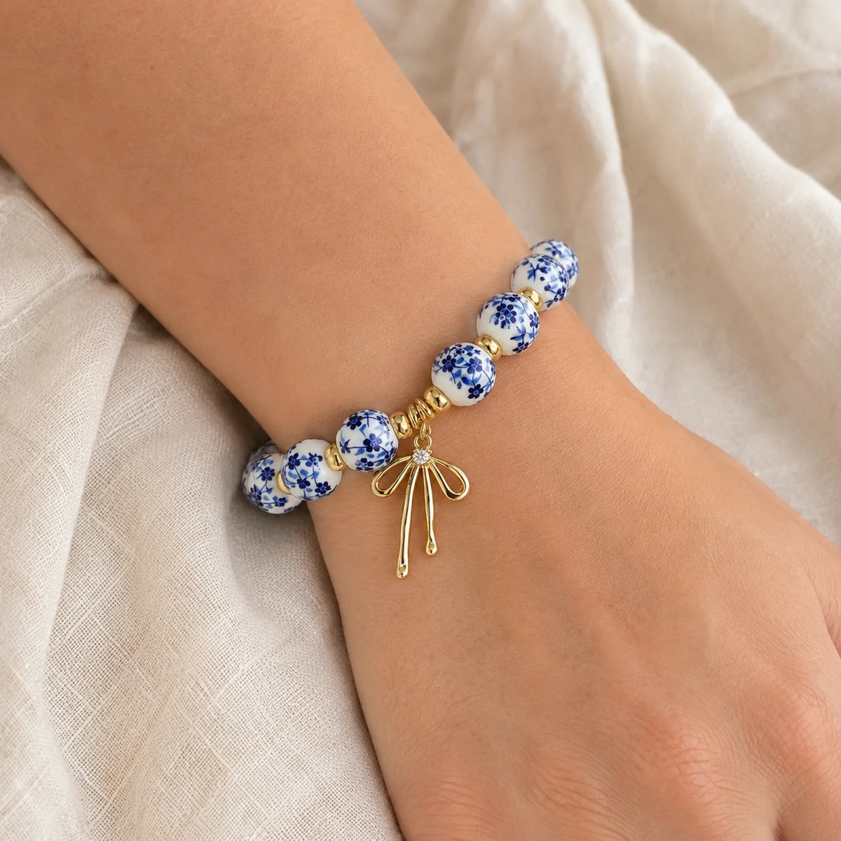 Pulsera Lazo de Cerámica en uso en la muñeca