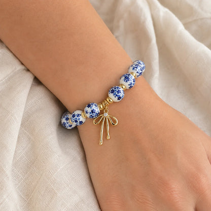 Pulsera Lazo de Cerámica en uso en la muñeca