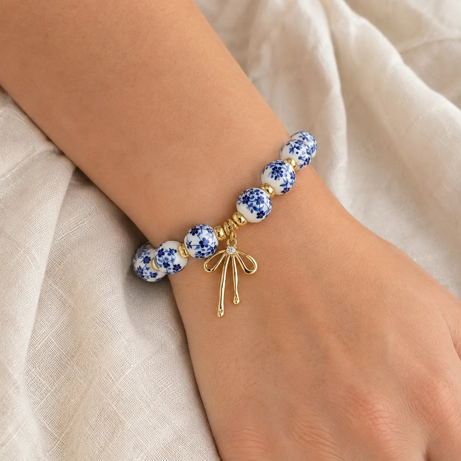 Pulsera Lazo de Cerámica en uso en la muñeca