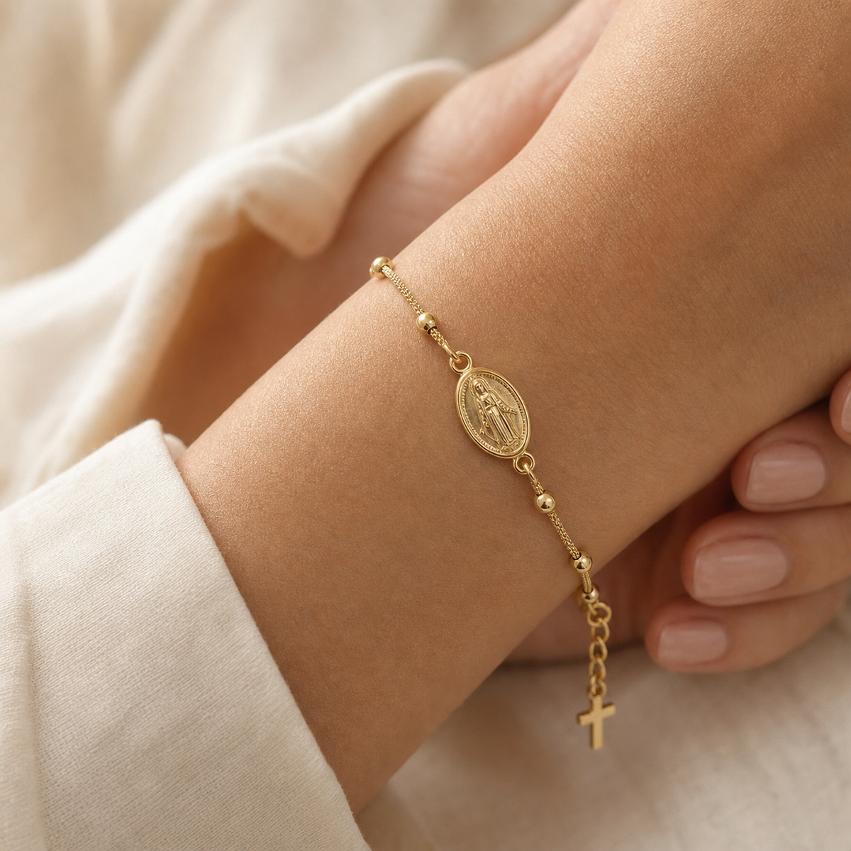 Pulsera Medalla Milagrosa con cuentas Dorado en la muñeca