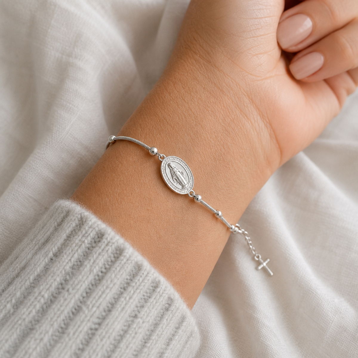 Pulsera Medalla Milagrosa con cuentas Plateado en la muñeca