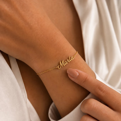 Pulsera con Nombres Personalizados dorada — María en la muñeca
